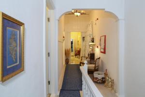 um corredor com um corredor que leva a uma sala de estar em Dantela Butik Hotel em Cesme