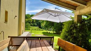 un tavolo in legno con ombrellone su un patio di Agriturismo Le Crede 1930 a Portogruaro