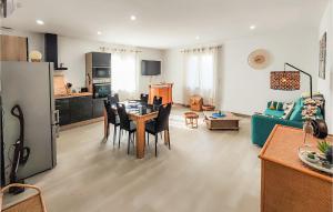 Η κουζίνα ή μικρή κουζίνα στο Awesome Apartment In Narbonne With Wifi