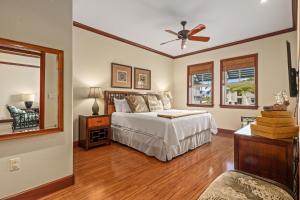 1 dormitorio con 1 cama y ventilador de techo en Big Island Kolea 14H condo, en Waikoloa