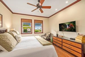 1 dormitorio con 1 cama y ventilador de techo en Big Island Kolea 14H condo, en Waikoloa