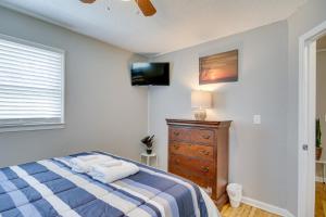 Un dormitorio con una cama azul y blanca y un tocador en McCormick Vacation Rental 2 Mi to Lake Thurmond! en McCormick