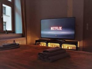 TV a/nebo společenská místnost v ubytování Modernes Apartment mit Balkon