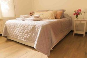 1 dormitorio con 1 cama con toallas en Comfort Cochera Cercano Centro Wifi 300Mb-seg en San Carlos de Bariloche