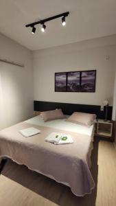 1 dormitorio con 1 cama grande y 2 toallas. en Rio Deal Guest House, en Río de Janeiro
