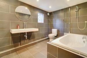une salle de bain avec une baignoire, un lavabo et des toilettes dans l'établissement Aylesford Guesthouse, à Kent 14 autres photos