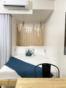 um quarto com uma cama e uma cabeceira em madeira em Inspiria Davao em Davao