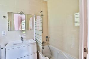 une salle de bain avec un lavabo et une douche dans l'établissement Itsala - Hossegor agréable villa entre canal et océan à 3 minutes à pied de la plage, à Soorts-Hossegor 10 autres photos