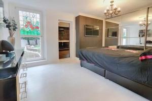une chambre avec un grand lit et une fenêtre dans l'établissement Aylesford Guesthouse, à Kent