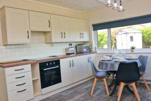 Dapur atau dapur kecil di Coastal retreat surrounded by open countryside +30 gambar
