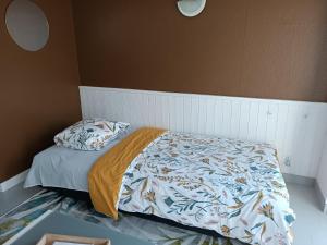 מיטה או מיטות בחדר ב-Gite Duguesclin