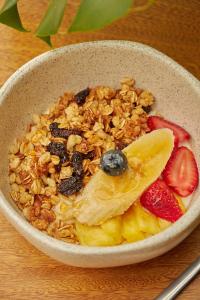 un tazón de granola y fruta en una mesa en Epic Boutique Hotel, en Medellín