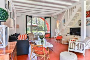 un salon avec un canapé et une table dans l'établissement Itsala - Hossegor agréable villa entre canal et océan à 3 minutes à pied de la plage, à Soorts-Hossegor