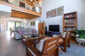 a living room with a couch and a table at Villa Vacacional La Raizona in Pancar