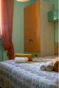 1 dormitorio con 1 cama con toallas en Villetta Nardò, en Nardò