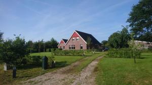 uma casa com uma estrada de terra em frente em De Daalse Oase em Aalten