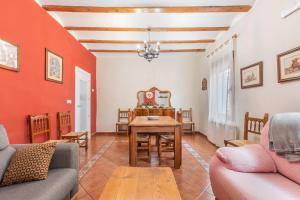sala de estar con mesa y sillas en Barranco de las Maravillas, en Teruel