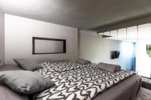 ein Schlafzimmer mit einem großen Bett mit einer großen Bettdecke in der Unterkunft Wesselenyi 40 Apartment in Budapest
