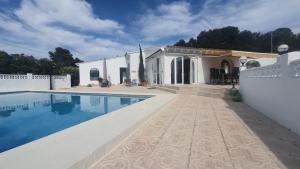 Photo de la galerie de l'établissement Cheerful 2-bedroom villa with private pool, à Calp