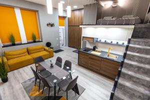 ein Wohnzimmer mit einem gelben Sofa und einem Tisch in der Unterkunft Wesselenyi 40 Apartment in Budapest