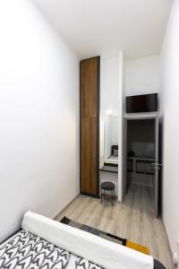 ein kleines Schlafzimmer mit einem Bett und einem Schreibtisch in der Unterkunft Wesselenyi 40 Apartment in Budapest