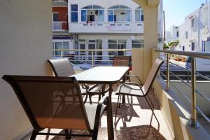- un balcon avec une table et des chaises dans l'établissement Meltemi House, à Mastichari