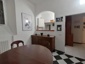 una sala da pranzo con tavolo e sedie in legno di Gallery House a Fermo