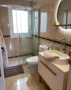 uma casa de banho com um WC, um lavatório e um chuveiro em Casa Javson em La Coruña