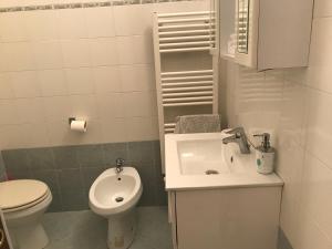 a small bathroom with a toilet and a sink at Chez Christine la petite in Cogoleto