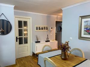 a dining room with a table with a vase of flowers at Casa Javson in A Coruña