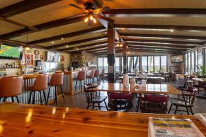 Restaurace v ubytování Cedar Oaks Lakeside Resort