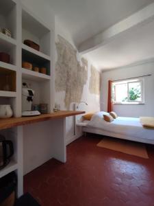 een slaapkamer met 2 bedden en een raam bij Chambre d'hôtes Les Tomettes in Vence