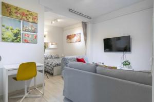 uma sala de estar com um sofá e uma mesa em Apartamento céntrico y confortable em Madri