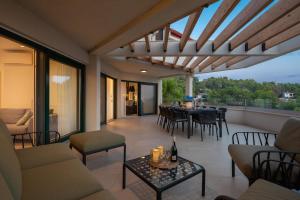 Χώρος καθιστικού στο SEAFRONT VILLA for 10 people!
