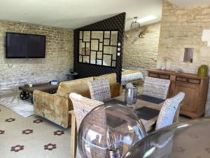 Televízia a/alebo spoločenská miestnosť v ubytovaní Cottage L’O RIO