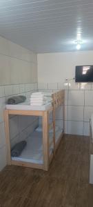 ein kleines Zimmer mit einem Tisch und einem Stuhl in der Unterkunft Pousada dos Ventos in Penha + 19 Fotos