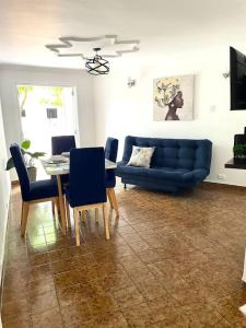 sala de estar con mesa y sofá azul en Cómodo apto zona histórica Cgena en Cartagena de Indias