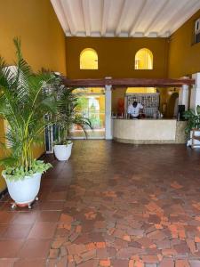 ein Gebäude mit einer Terrasse mit Topfpflanzen in der Unterkunft Cómodo apto zona histórica Cgena in Cartagena de Indias
