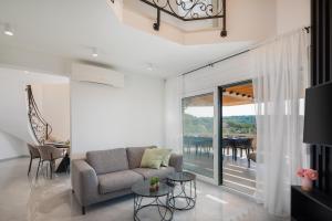 Χώρος καθιστικού στο SEAFRONT VILLA for 10 people!