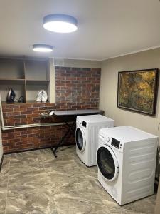 a room with a washing machine and a microwave at Аппартаменты in Odesa
