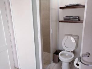 uma pequena casa de banho com WC e chuveiro em Departamento Ledu 204 em Morelia