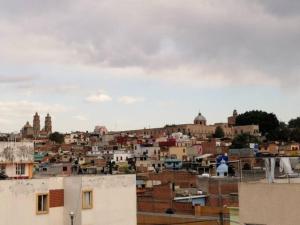 uma vista para uma cidade a partir dos telhados dos edifícios em Departamento Ledu 204 em Morelia