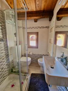 a bathroom with a tub and a sink and a toilet at La finestra sul cortile by TraMonti Apartments in LʼAquila +25 photos