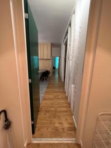 um corredor que leva a um quarto com pisos de madeira em 3 Suites appartement em Paris