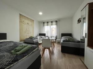 Giường trong phòng chung tại Haus HERZOGENBURG - Ferienwohnungen