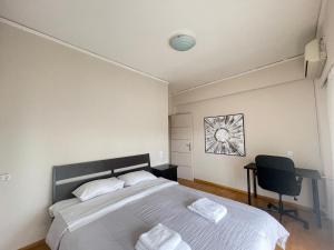 Un pat sau paturi într-o cameră la Poseidon - Voula seaside apartment