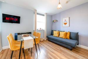 a living room with a couch and a table at [Hyde park-Notting Hill] London Studio Apartment in London