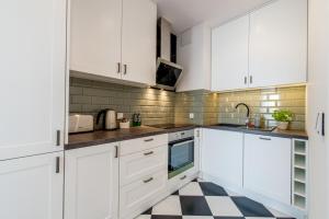 Kuchyňa alebo kuchynka v ubytovaní ApartHotel Kolejowa Apartamenty