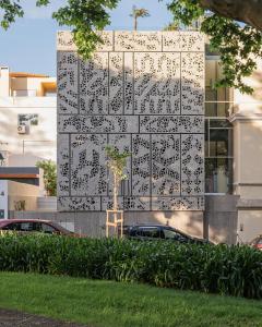 un bâtiment dont l'écriture est sur son côté dans l'établissement Artsy Cascais, à Cascais