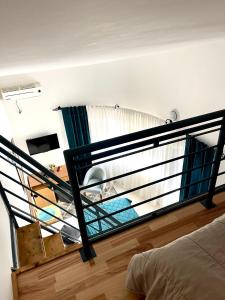 Pokój ze schodami, łóżkiem i oknem w obiekcie Guest House-MD w Barze